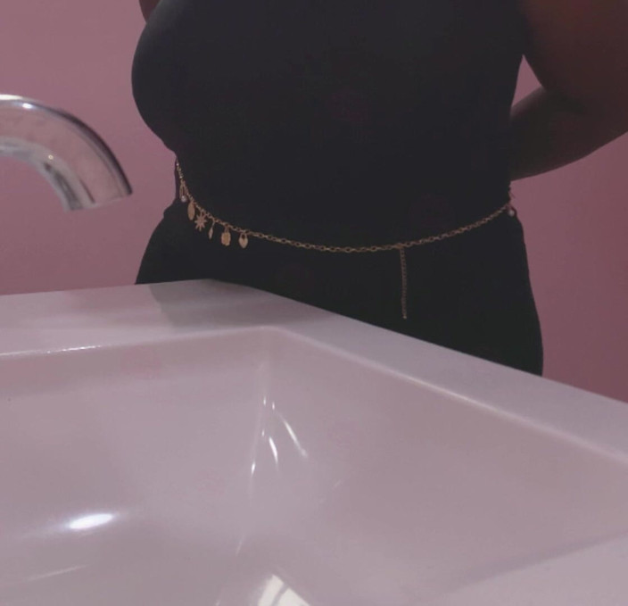 Anye Meshell: On m’a dit de garder mes mains derrière mon dos !