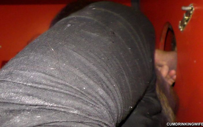 Cumdrinking Wife: Gloryhole crot sperma saat suaminya lagi di rumah - bagian 2