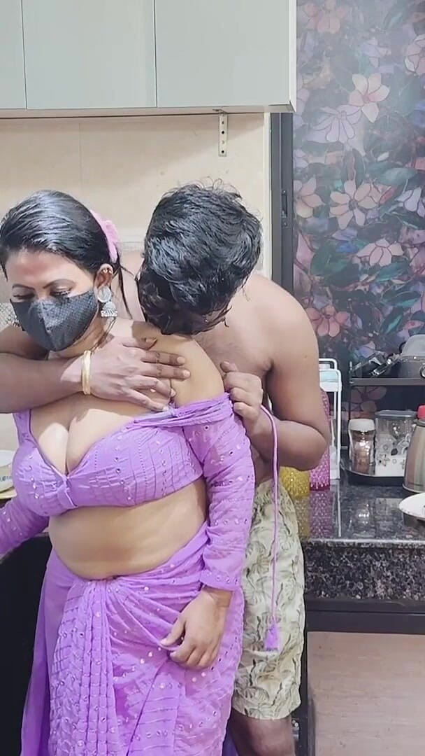 Indian Lisa: Une femme de ménage à la chatte poilue et aux aisselles...