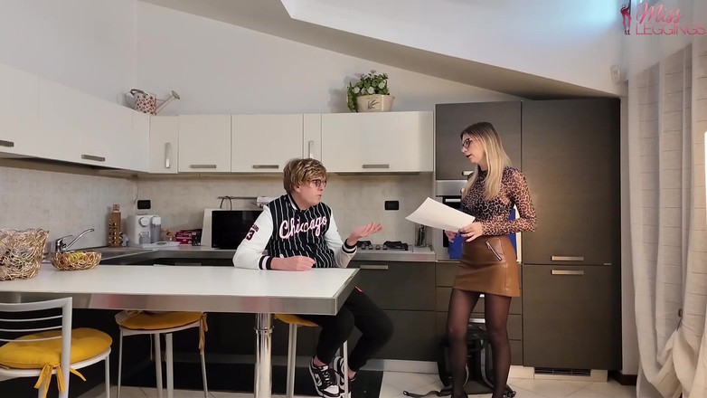 MissLeggings: Мачуха дізнається, що це сексуальна фантазія свого пасинка, після того як знайшла фото своїх еякуляцій у бікіні