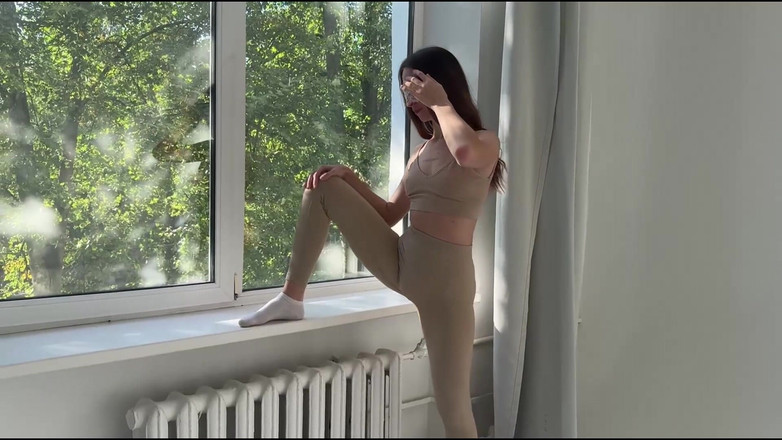 Skinny_lady69: 穿着紧身裤戴面具的瑜伽
