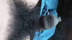 欲火中烧的印度青少年男孩的包茎鸡巴变得越来越小到硬，直到高潮