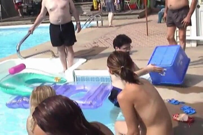 Radical Lesbian: Orgia lesbica in piscina con un sacco di sesso orale
