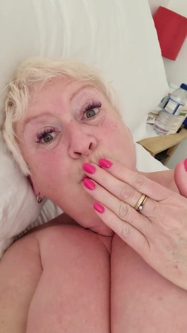 Uk Joolz: Unisciti a me nuda a letto