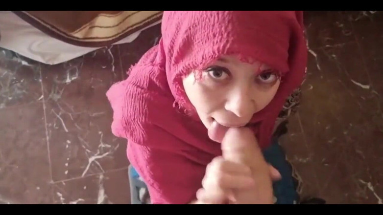 Holycandy: Müslüman büyük yarak emiyor ve ağzına boşalıyor