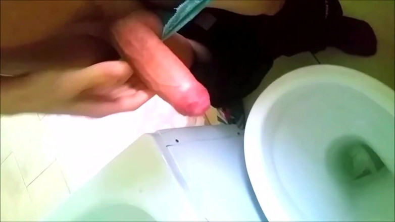 KittyHot: 弱虫女装放尿
