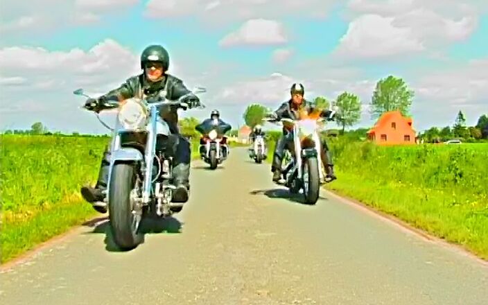 Asian Club: Szef bikers gang zaprasza egzotycznego tancerza ze skośnymi oczami i...