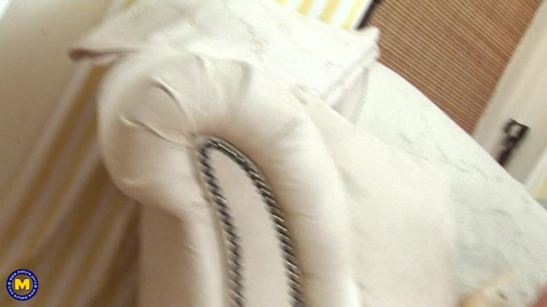 Mature NL: Teeny slut è la pancetta in un sandwich lesbico maturo