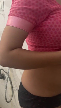 Tharki Devar guarda il suo india mentre lei sta facendo il bagno
