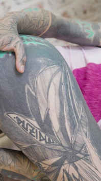 Las chicas se divierten en el infierno anal de Halloween - Anuskatzz y Stacy Bloom