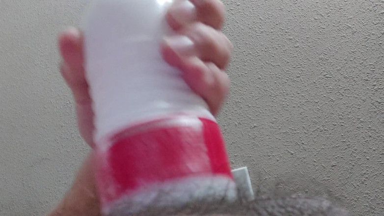 MrABDR: Lo accarezza con una tazza di tenga