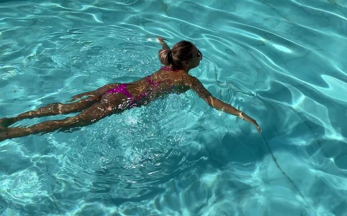 Monika Fox: Monika Fox tạo dáng trong bộ bikini màu hồng và...