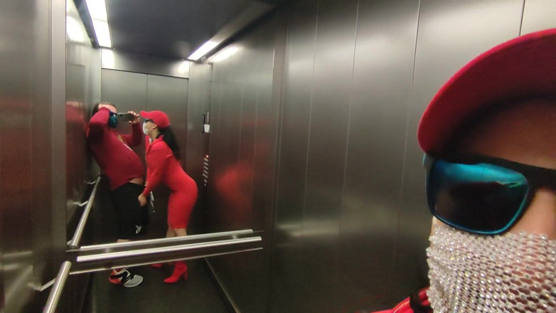 DedeDeville: berisiko banget di dalam lift sama tetangganya yang hot dada...