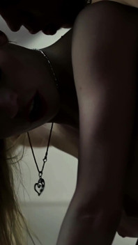 Bella Karina Bringt Sexuelle Heilung Für Den Gebrochenen Und Naiven