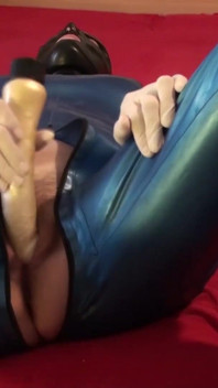 Danielle în latex în costum albastru se joacă cu un vibrator