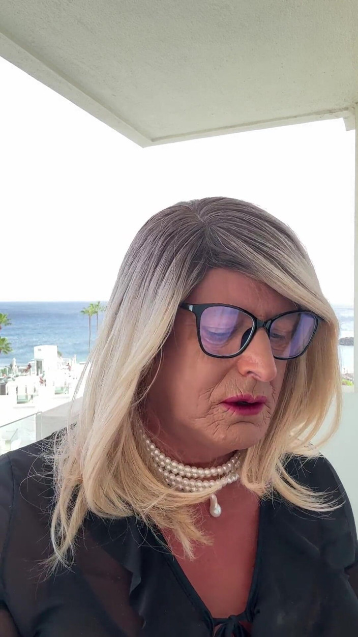 Kellycd2022: Sexig crossdresser Kellycd2022 i svart klänning och solbränna sömlös strumpbyxor