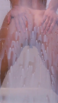 Enema com leite no chuveiro