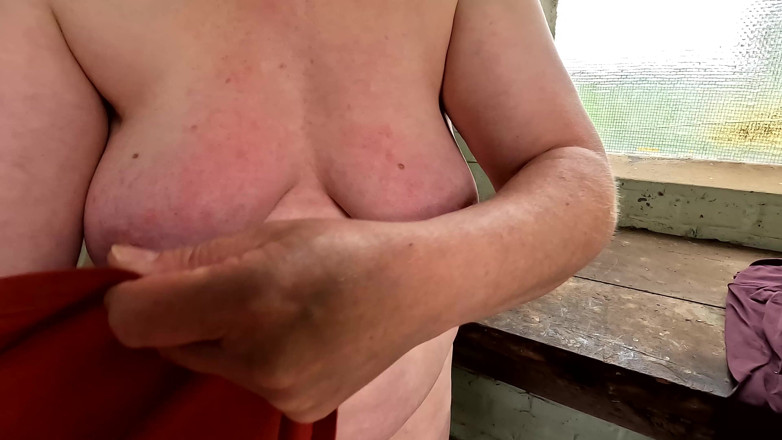 Bouncy Tits Action: Naprzemienne pochwy i cycki bijące w warsztacie