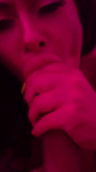 Latina-Stripperin Kiki Klout wird an der Broward Tankstelle von Millionär Teddy Tarantino abgeholt
