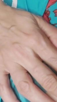 Chơi Đùa Với Lông Trên Âm Đạo Tôi