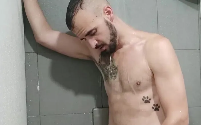 Xisco: In the gym shower