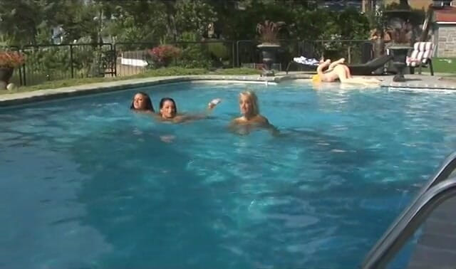 Dirty threesome lesbians: 三人行女同性恋者手淫她们的小穴