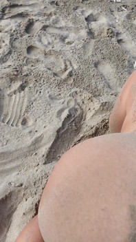 Um estranho infiel fodeu uma peluda milf nudista