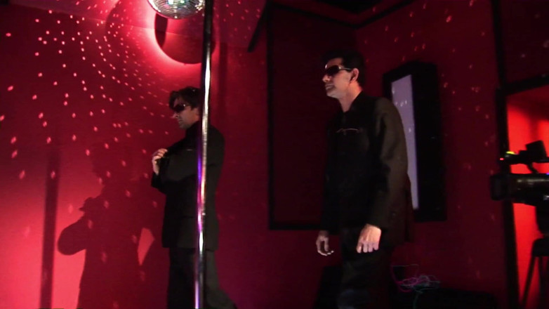 Threesome 4ever: Double pénétration dans un club rouge