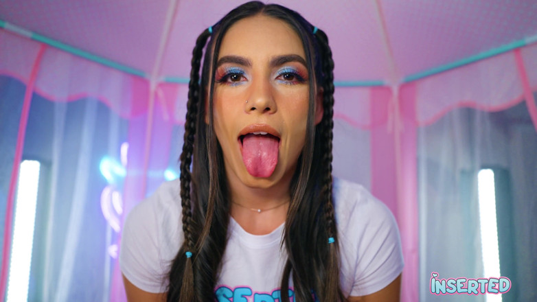 Inserted: Isa hace girar su coño