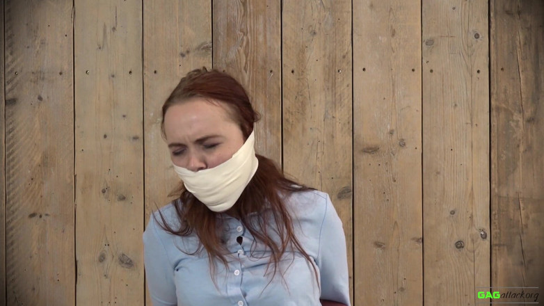 Gag Attack: Roxy - pita mikrofoam disedak