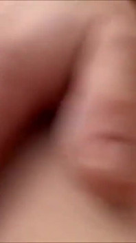 60岁以上的熟女给一个经验不足的年轻人口交，他很喜欢