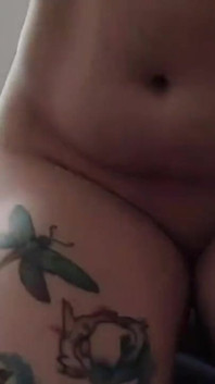 La pequeña Camie usa mi carga masiva de semen como lubricante para jugar con su consolador