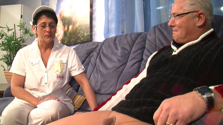 Mature Climax - 100% Mature Videos: Un ragazzo più grande riceve l'aiuto dell'infermiera bruna