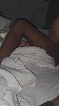 娇小的Instagram小妞想要尝试大黑