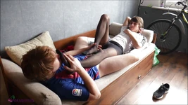 Strumpfhosen-twink versohlt mich und gibt einen footjob