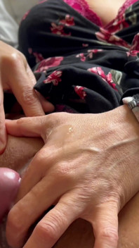 Anal sikişmeyi seven sürtük kayınvalidemin götümü ve amımı sunuyorum, döl fahişesi gibi kendimi açıyor ve parmaklıyorum