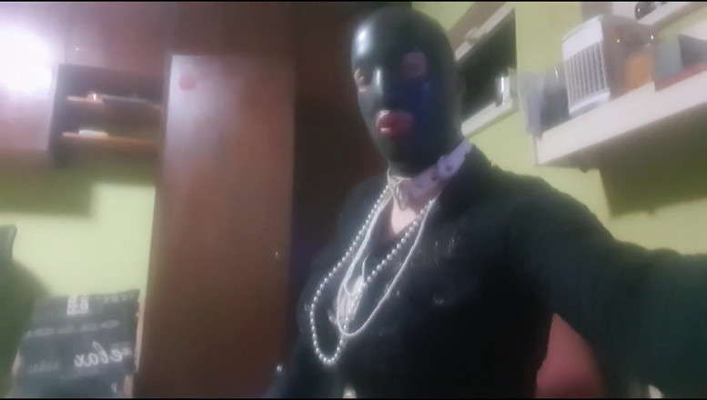 Layliana: Sissy din latex cu o surpriză