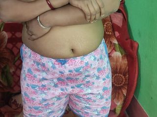 Sexy Indian babe: İri güzel Hintli ev hanımı yakın çekimde göğüslerini atlıyor ve göt...