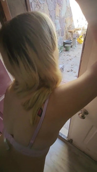 Quickie in der offenen tür mit bonus-hintern-wackeln - mama foxx94