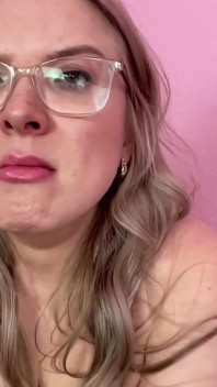 Rubia de paja con gafas en cámara lenta