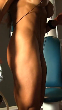 Grote bodybuilder Angela pompt haar al enorme clit op