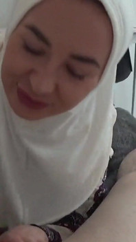 Mama vitregă musulmană cu hijab futută tare de fiul ei vitreg