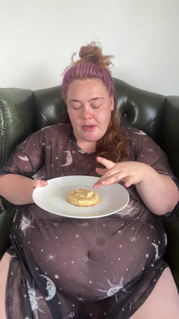 fatemmabbw: Enorm hungrig BBW fyller sig själv vid frukost