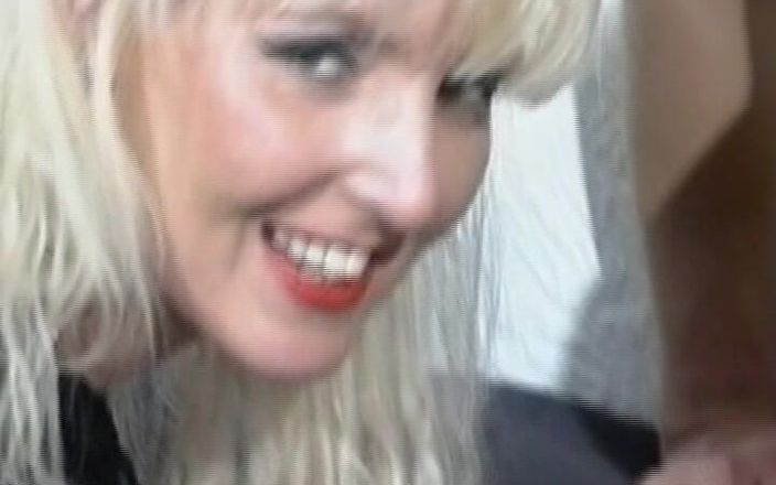 German's Lesbian: Signora lesbica dalla germania ha ricevuto aiuto per giocare con...