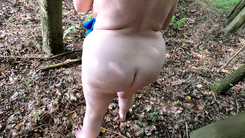 Bouncy Tits Action: Повністю голою в лісі б'ють цицьки