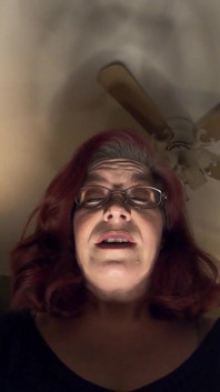 Lilgiantess Sedí na & Scolds Drobný nevlastní syn
