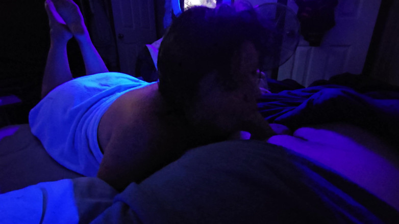 Funhousewife69: Смоктання члена під чорним світлом стало повним ротом