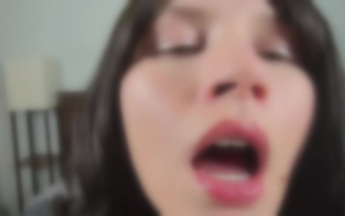EmmasBetterLife: Подруга asmr лижет в объективе АСМР