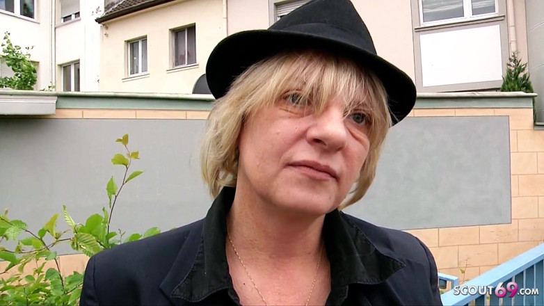 Full porn collection: Une Allemande mature moche prend soin d'elle avec des jouets énormes...