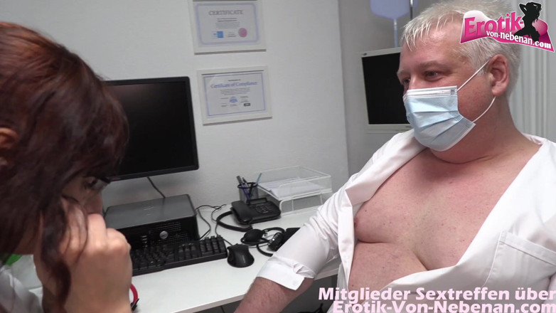 Erotik Von Nebenan: Genç sıska doktor Alman rol yapmada bir hastayla sikişiyor